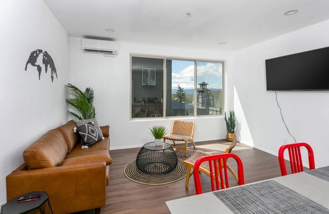 Downtown White Salmon Modern Loft #03