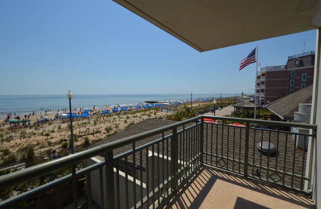 Edgewater House - Ocean Front Units With Spectacular Views!