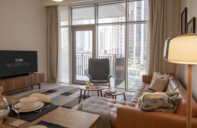 Elegant Apt With Balcony Minutes from Burj Khalifa