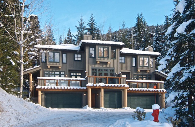 Executive Peaceful mountain retreat! SKI IN/SKI OUT. Mountain Views! Double garagern2 level home
