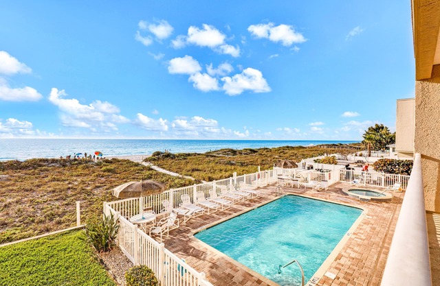 Experience the Indian Rocks lifestyle with a shared pool & hot tub - dogs OK