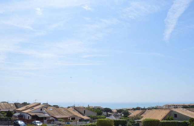 Family apt with pool, parking 700m from beach