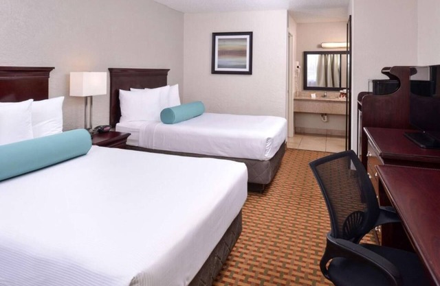 Fantastic Getaway! Three Comfy Units Pool, Breakfast, Shuttle to Parks, Parking