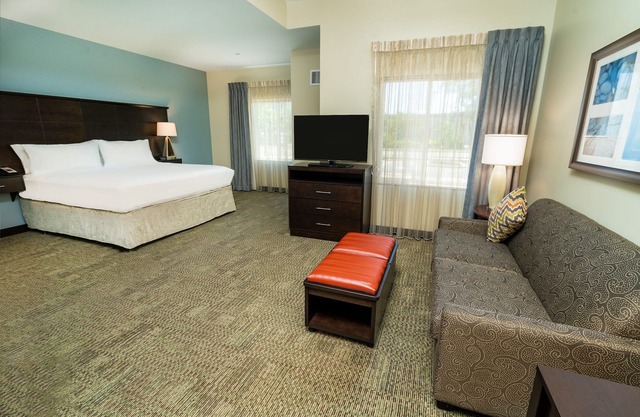 Free Breakfast. Pool. Shared BBQ. King Suite. 30 Min to Oakland Zoo!