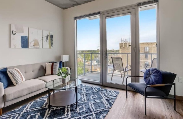Frontdesk East Town 