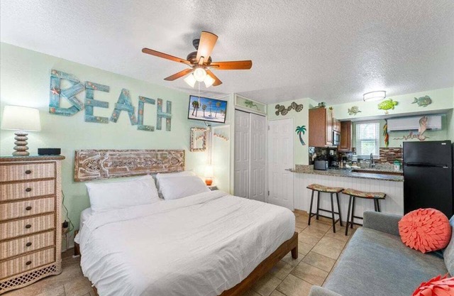 🏝️ Gulf-Front Studio: King Bed Full Kitchen Heated Pool ➠ Tropic Terrace 37