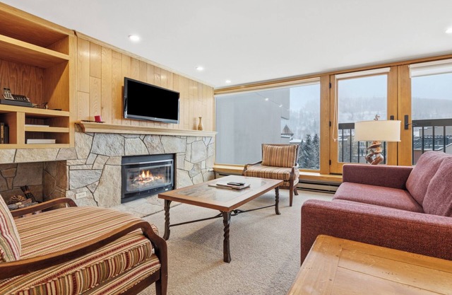 High-Floor 2BR Fireplace Stunning Vail Mountain Views
