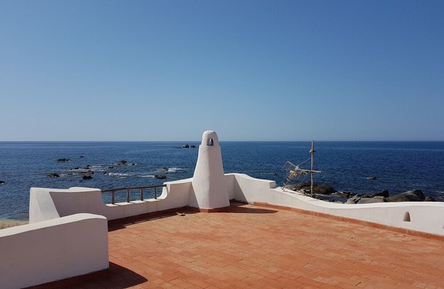 House dominant position on the sea with garden