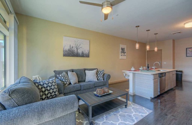 I4 | On Roosevelt Row | Restaurants | King Bed