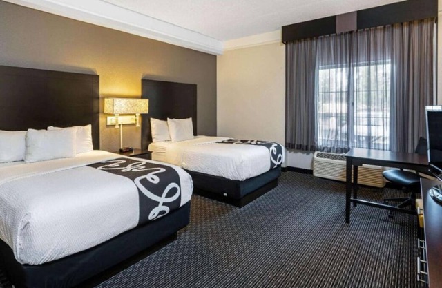 Ideal Location! Free Parking, Onsite Pool, Free Breakfast