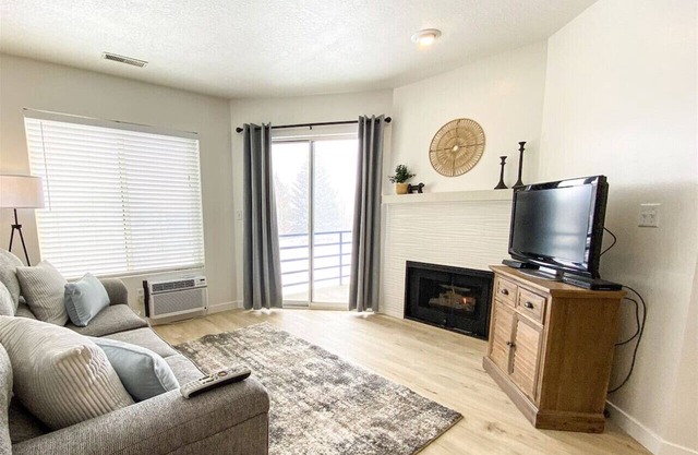 Inn Building Condo #213 Pet friendly, Patio view!