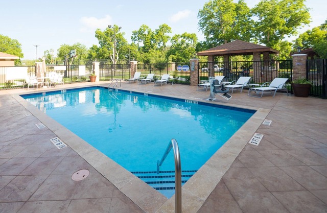 King Studio. Free Breakfast Buffet. Outdoor Pool.