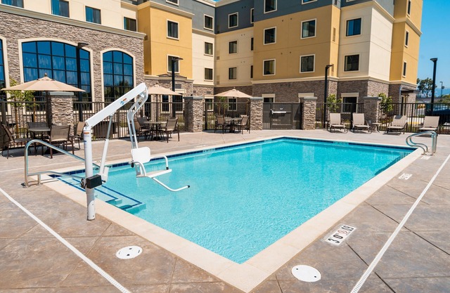 King Suite. Free Breakfast. Pool. Shared BBQ. 30 Min to Oakland Zoo!
