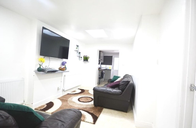 London Modern 3 Bedroom Apt