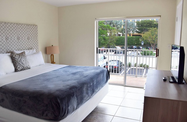 Look No Further! 2 Amazing Suites, Living Room and Full Kitchen, Outdoor Pool