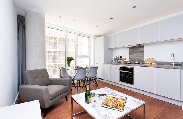 Luxurious and Bright 2BR City Centre Apartment