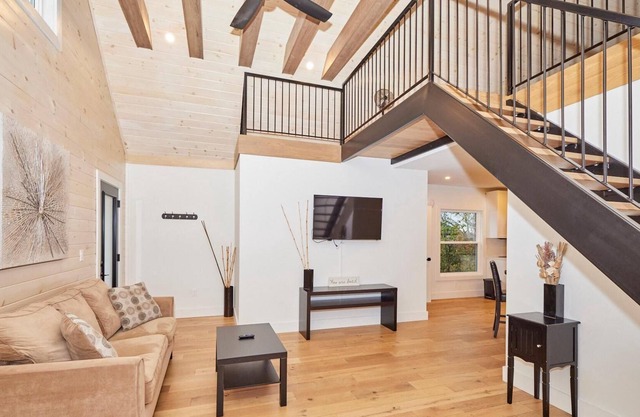 Luxury rental with a great location-walking distance to The Falls and attractions.