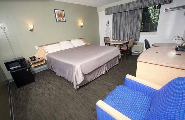 Meadowbrook Motor Lodge 