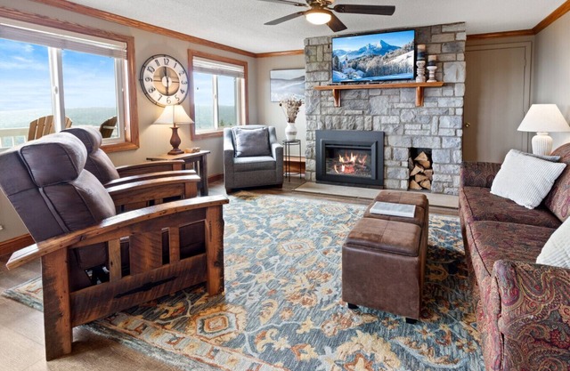 ML148 Corner unit w/views & fireplace connects to ML150 (rented separately)