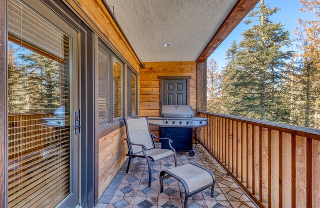 Mountain condo w/gas fireplace, shared pool, hot tub, sauna & easy ski access
