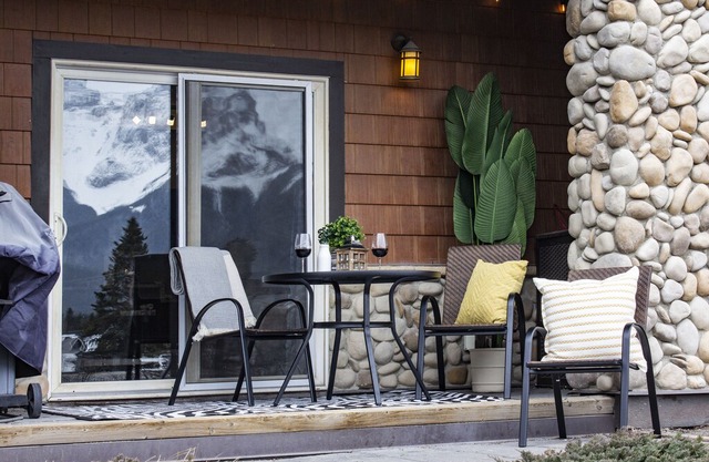 Mountain View Haven! OPEN Pool & Hot Tub, King Bed, A/C, Patio, Stunning Views