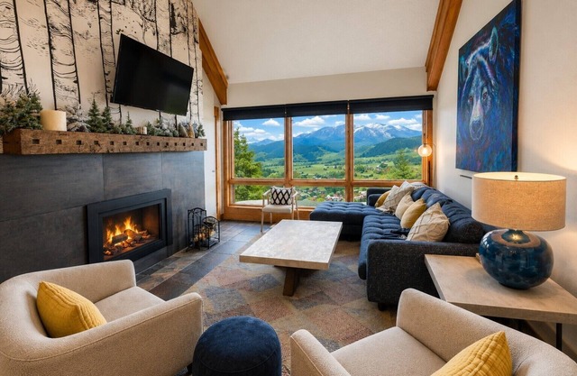 Mountain Views, Hot Tub & Walk to Summer Concerts