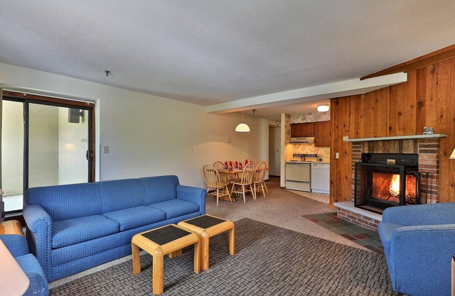Mt Green 2BR/2BA Condo: Close to Resort and Skiing. 3B7