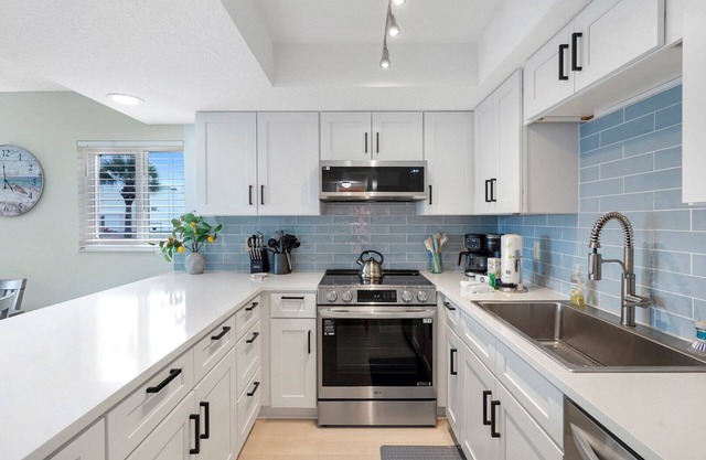 Ocean Villas 1: 3 bedroom 2 bath ground floor condo with 2 pools (1 heated) and