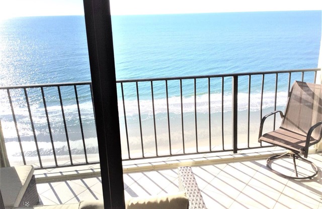 Oceanfront Corner 3BR Stately Decor Roomy Stunning Views Family Friendly