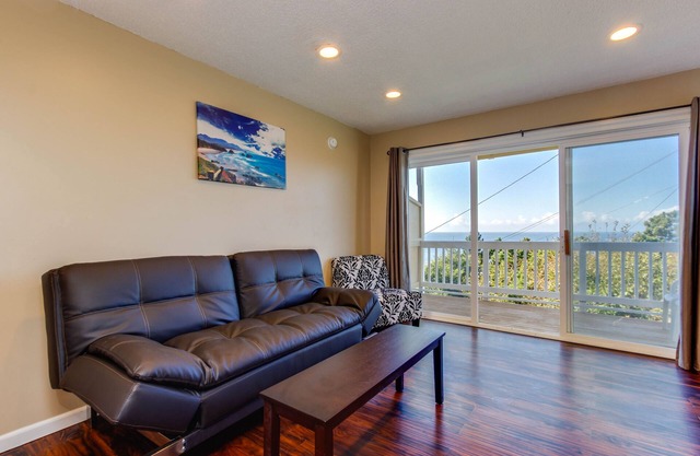 Oceanview Condo with Easy Beach Access & Full Kitchen - Dogs OK