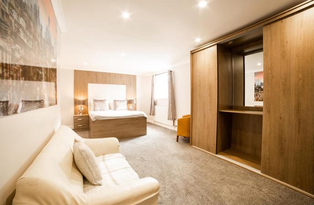 Oyo White Horse Lodge Hotel 
