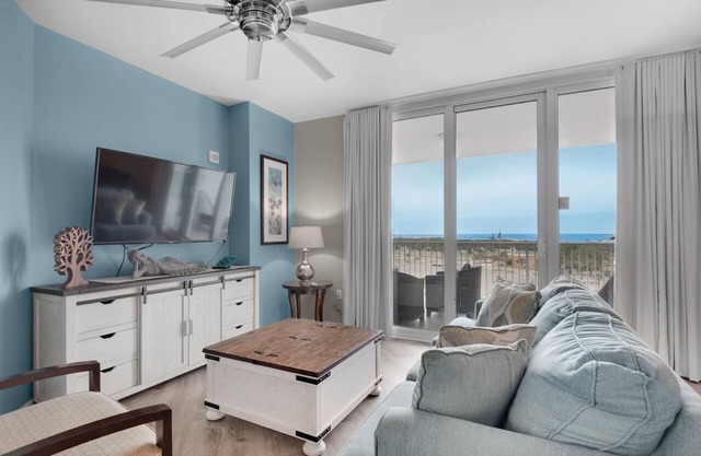 🌅Palms 1602 Updated Condo 🌴Beach Nearby + Lagoon Pool