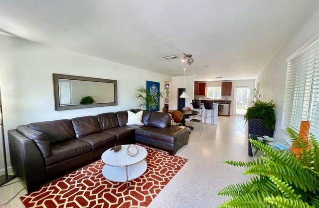 Peaceful 2 bed 2 Bath Home Close to Wilton Manors