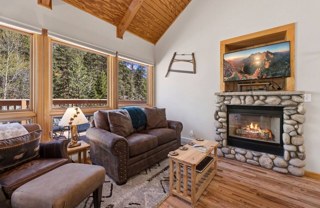 Peaceful Fall River Suite Fireplace Close to RMNP