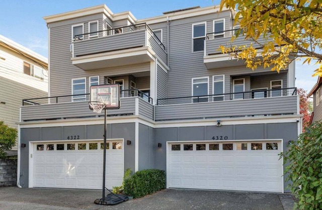 Perch - Phinney Guest House: Spacious 3BR | Downtown Fremont | Parking