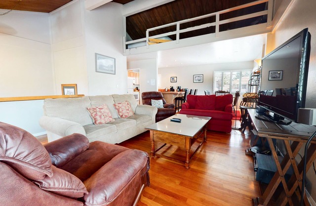 Pet-Friendly, Centrally Located in Town! Summer Pool On-Site, Near Trowley