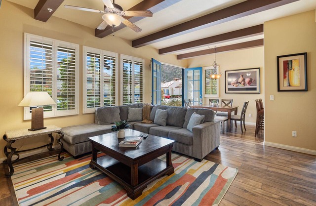 Poolside! Stunning Villa near sparking pool & large spa, Garage, Pet Friendly! (L62-2)
