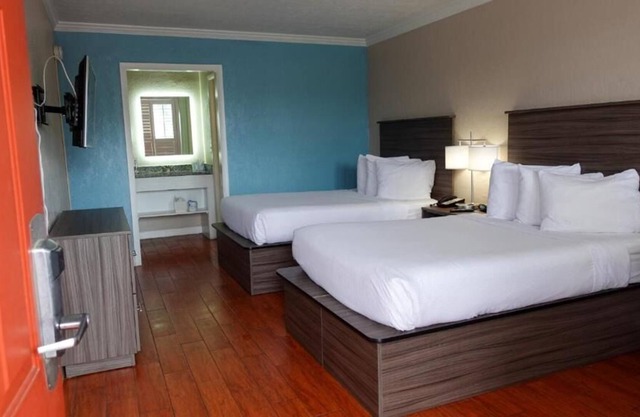 Relax and Unwind! 2 Comfortable Units, Free Breakfast & Parking!