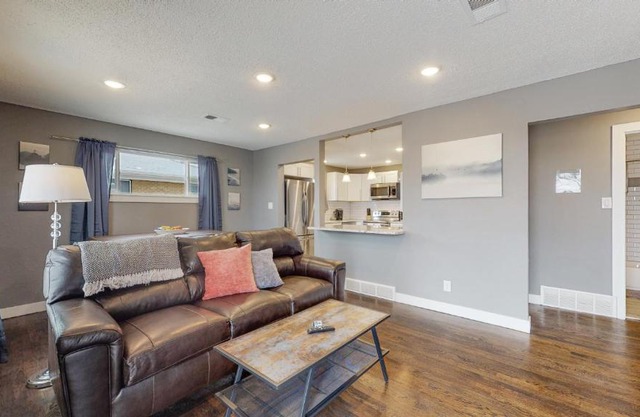 Remodeled upper unit with 2 king beds in Denver
