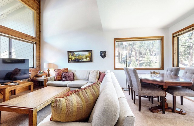 Rustic Home, Quiet Location. Near Bike Trails & Lakes Basin. Hot Tub On-site