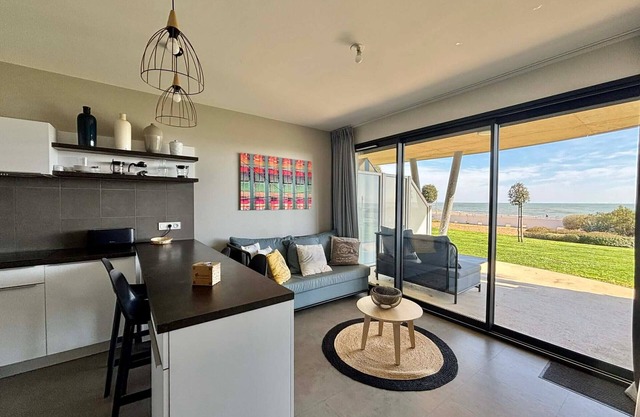 Seafront apartment, 2 bedrooms, pool, parking, pets allowed