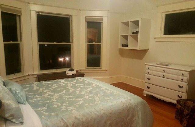 Sellwood/Moreland Gathering place. Sleeps up to 9 and close to everything.