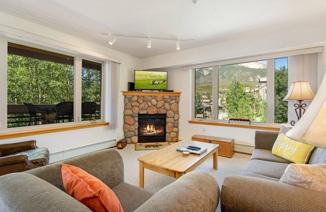 Silverthorne Ski Retreat Near 6 Resorts | Hot Tub, Fireplace |Forest & Mountain Views |Free Shuttle