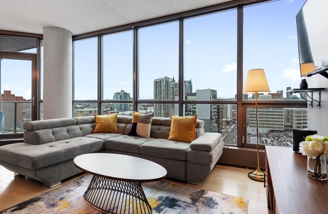 Simply Comfort. Trendy 2bd 2BA Unit in DT. Free Park.Gym.Hot Tub