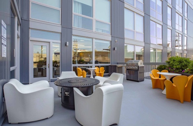 Sleek Logan Square Studio w/Roof Deck & Gym, 1 block to L, by Blueground