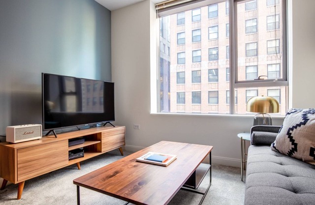 Smart Loop Studio w/Pool, Gym, nr. Merchandise Mart & L, by Blueground
