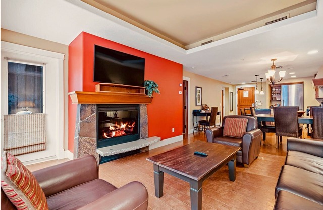Solara Canmore King & Queen beds, 2 bathrooms, Pool/Hot Tub, Parking