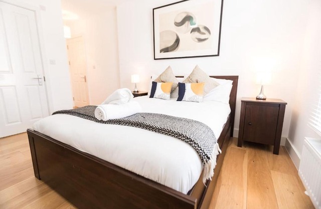 Spacious 2bed 2bath by Station Stockwell (4)