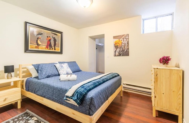 Spacious 3BR Apartment - Steps Away From Leslieville!