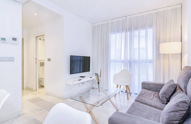 Spacious and modern Apartment with free parking in the heart of Granada 7